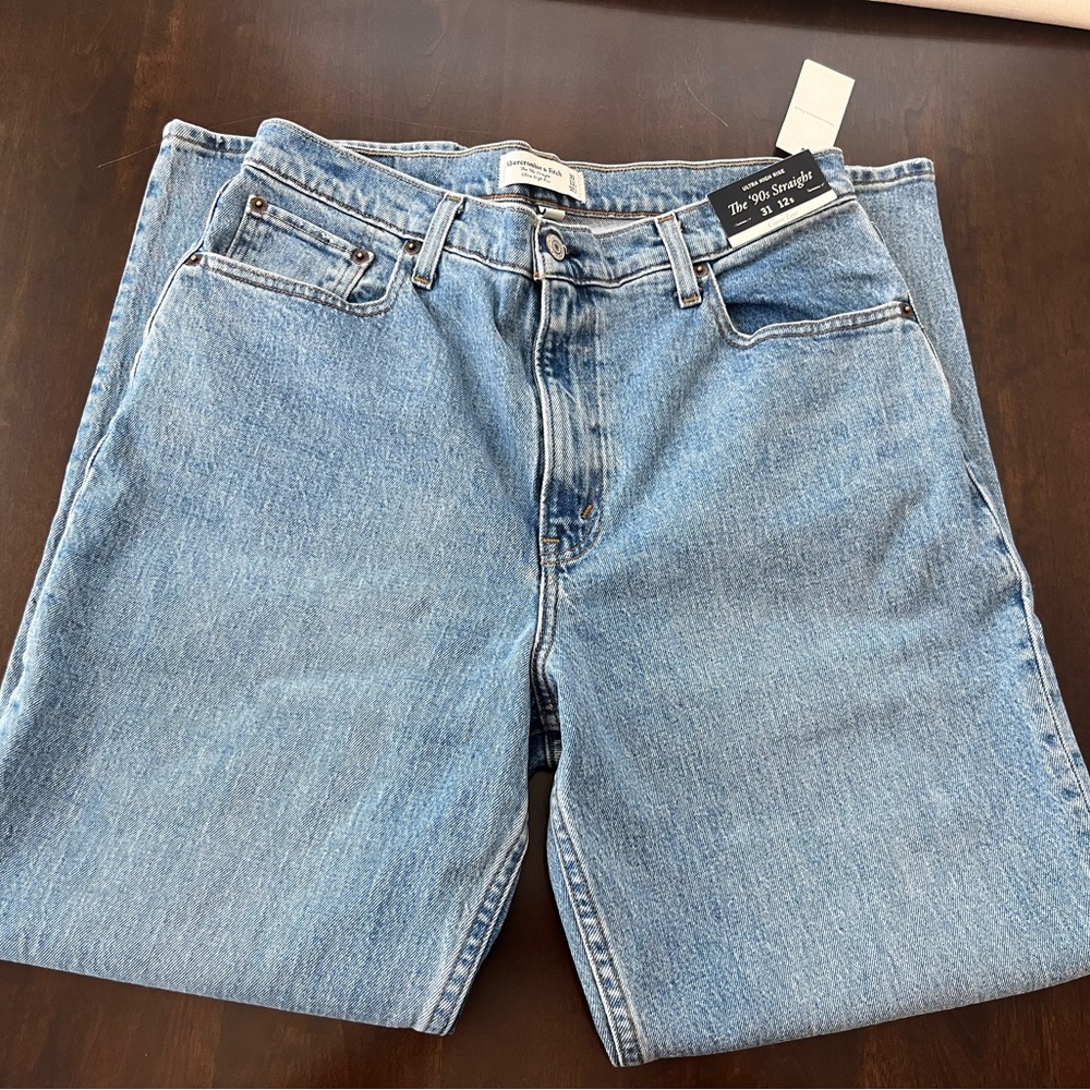 ABERCROMBIE NWT Curve Love Ultra High Rise 90s Straight jean. 31S